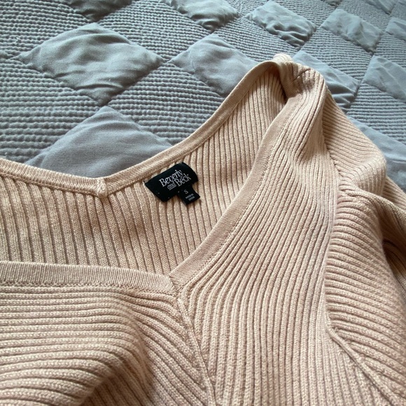 V-Neck Ribbed Cropped Tan Sweater - Picture 5 of 8
